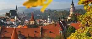Cesky Krumlovs Altstadt leuchtet im Herbstlicht.
