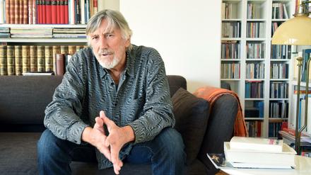 Der Synchronsprecher Christian Brückner vor seiner privaten Büchersammlung.