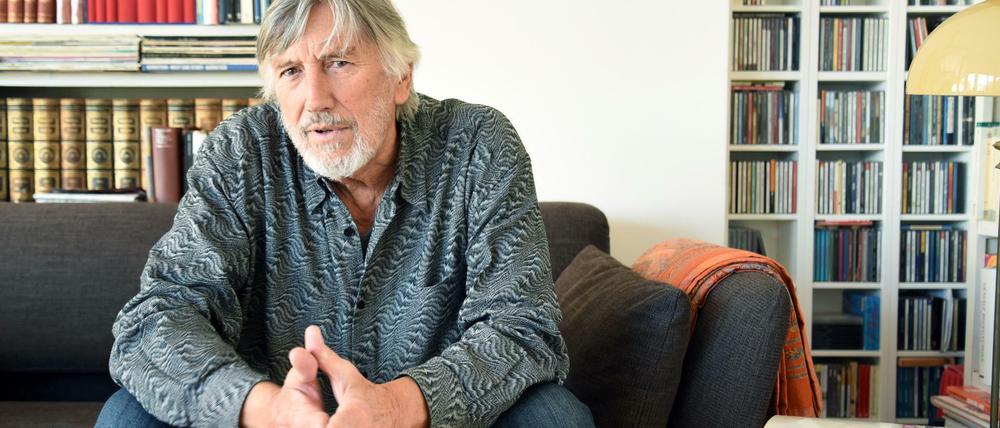 Der Synchronsprecher Christian Brückner vor seiner privaten Büchersammlung.