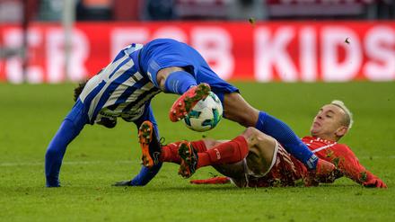 Hürdenspringer. Herthas Valentino Lazaro (l.) beim Versuch, ein Hindernis namens Rafinha zu nehmen.