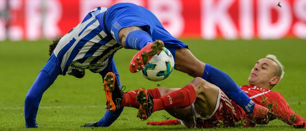 Hürdenspringer. Herthas Valentino Lazaro (l.) beim Versuch, ein Hindernis namens Rafinha zu nehmen.