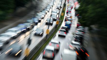 Verkehr staut sich auf dem Mittleren Ring in München. 