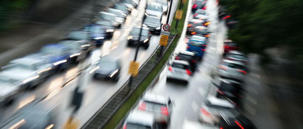 Verkehr staut sich auf dem Mittleren Ring in München. 