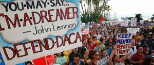 Aktivisten demonstrieren in Kalifornien gegen die geplante Abschaffung des "Dreamer"-Programms.