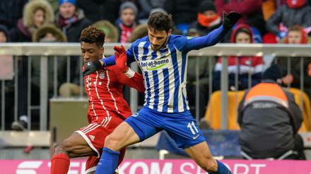 Im Spiel gegen Hertha verletzt sich Kingsley Coman (l). Hier im Zweikampf mit Mathew Leckie.