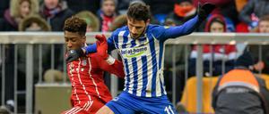 Im Spiel gegen Hertha verletzt sich Kingsley Coman (l). Hier im Zweikampf mit Mathew Leckie.