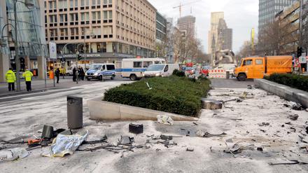 Am 1. Februar 2016 liegen nach einem illegalen Autorennen Fahrzeugteile in der Berliner Tauentzienstraße.