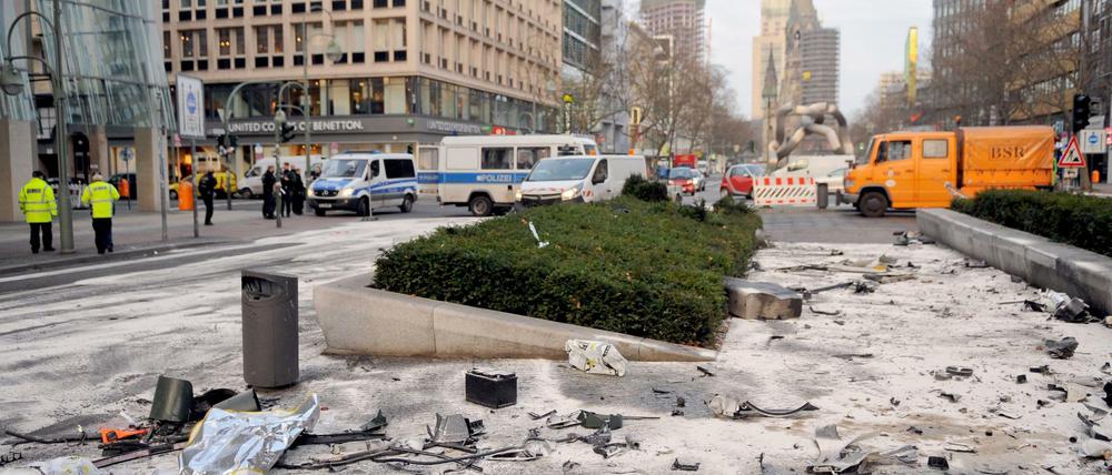 Am 1. Februar 2016 liegen nach einem illegalen Autorennen Fahrzeugteile in der Berliner Tauentzienstraße.