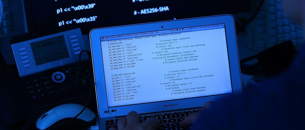 Wer steckt hinter dem Angriff auf das Bundesnetz? Dazu gibt es widersprüchliche Informationen.