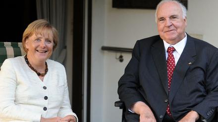 Bundeskanzlerin Angela Merkel (CDU) und Altkanzler Helmut Kohl (CDU) im Jahr 2009.