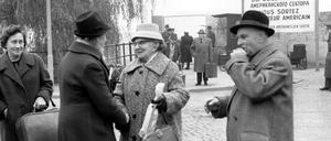 Bis 1966 gab es vier Passierscheinabkommen, die den Berlinern Verwandtenbesuche zu den Feiertagen möglich machten. Erst das Viermächteabkommen über Berlin von 1971 ermöglichte den Bewohnern von West-Berlin danach wieder regelmäßig den Besuch des Ostteils der Stadt. Der Vorstoß von Bürgermeister Klaus Schütz vor Ostern 1968 blieb erfolglos. Auf dem Foto der Grenzübergang Oberbaumbrücke im Jahr 1964. 