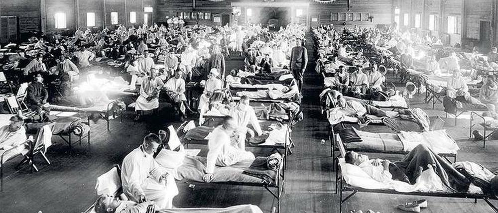 Rekordseuche. Im Notlazarett des US Army Camps Funston in Kansas wurden 1918 die ersten mit der Spanischen Grippe infizierten Patienten registriert, an der womöglich mehr Menschen starben als an vergleichbaren Pandemien des Mittelalters, etwa der Pest.