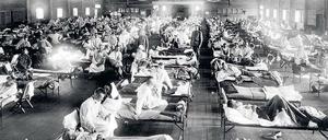 Rekordseuche. Im Notlazarett des US Army Camps Funston in Kansas wurden 1918 die ersten mit der Spanischen Grippe infizierten Patienten registriert, an der womöglich mehr Menschen starben als an vergleichbaren Pandemien des Mittelalters, etwa der Pest.