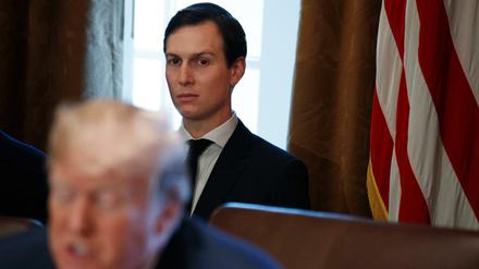 Ungewisse Rolle im Weißen Haus: Trump-Schwiegersohn Jared Kushner lauscht dem US-Präsidenten.