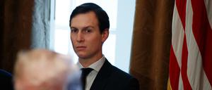 Ungewisse Rolle im Weißen Haus: Trump-Schwiegersohn Jared Kushner lauscht dem US-Präsidenten.