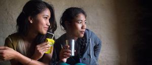 Nachdem Urmila (rechts) frei kam, lebte sie in einer Wohngemeinschaft. Eine der Mitbewohnerinnen war Saswati. Das Foto entstand während der Dreharbeiten zu dem Film „Urmila – für die Freiheit“.