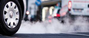Abgas kommt aus einem Auto im morgendlichen Berufsverkehr in Düsseldorf.