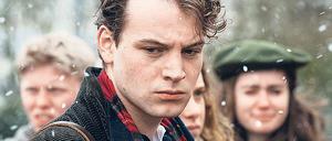 Aufstand der Jugend. Leonard Scheicher als Abiturient Theo.