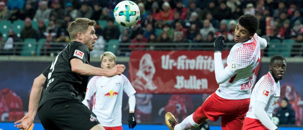Kopfarbeit. Simon Terrode (l.) und der 1. FC Köln tricksen die Spieler von RB Leipzig aus.