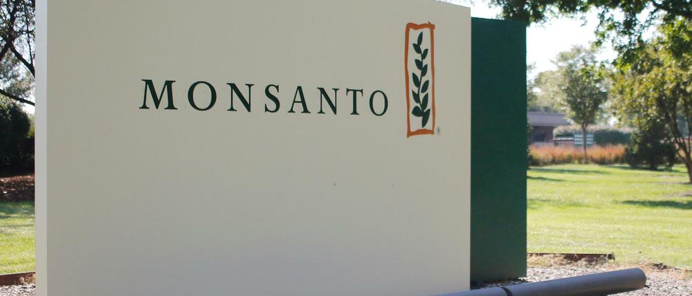 Monsanto-Firmenschild vor dem Firmensitz in den USA. Nach einem schwierigen Geschäftsjahr sieht sich Bayer bei der Übernahme des US-Konkurrenten auf der Zielgeraden.