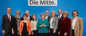 Bundeskanzlerin und CDU-Chefin Angela Merkel mit den Ministern und Staatssekretären ihrer Partei für eine möglichen neuen großen Koalition mit SPD und CSU, von links nach rechts: Hendrik Hoppenstedt (Staatsminister für die Zusammenarbeit von Bund und Ländern), Anja Karliczek (Ministerin für Bildung und Forschung), Annegret Kramp-Karrenbauer (Generalsekretärin), Peter Altmaier (Wirtschaftsminister), Ursula von der Leyen (Verteidigungsministerin), Jens Spahn (Gesundheitsminister), Julia Klöckner (Agrarministerin), Helge Braun (Kanzleramtsminister), Monika Grütters (Staatsministerin für Kultur und Medien) und Annette Widmann-Mauz (Staatsministerin für Integration im Kanzleramt).