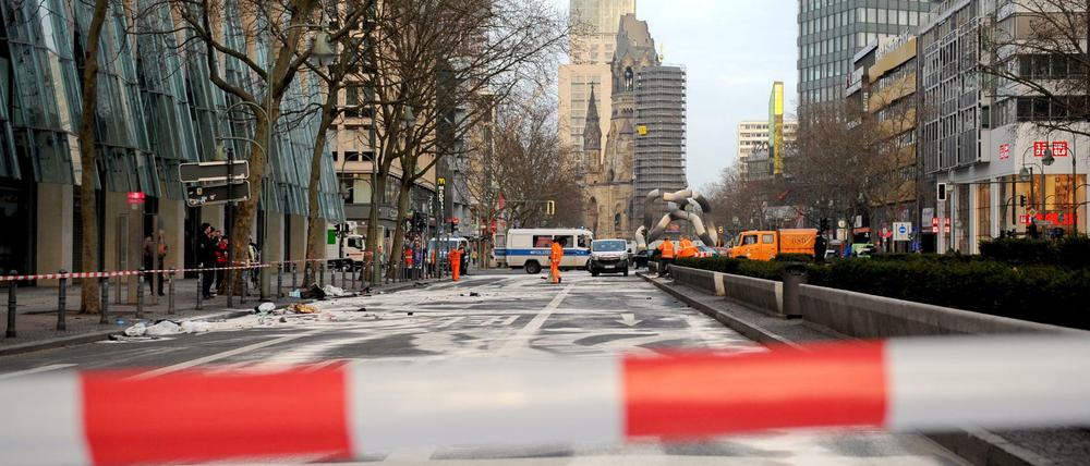 Die gesperrte Tauentzienstraße in Berlin nach dem illegalen Autorennen im Februar 2016.