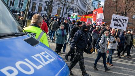 Polizisten sichern eine Demonstration gegen Flüchtlinge in Cottbus.