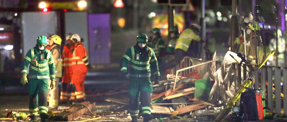 Großbritannien, Leicester: Rettungskräfte sind nach dem Einsturz eines zweigeschossigen Gebäudes im Einsatz.