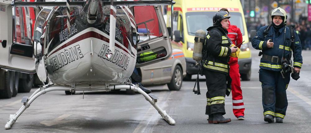 Rettungskräfte am Eingang U-Bahn in St.Petersburg, wo sich im vergangenen Frühjahr der jüngste schwere Anschlag Russlands ereignete.