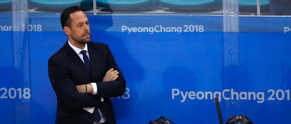 Strenger Blick, Arme verschränkt. Marco Sturm verfolgt gespannt das Olympia-Finale. Spannend ist auch die Frage, ob er bald ein NHL-Team coacht.
