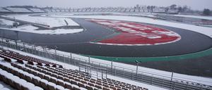 Winterwonderland. Der Circuit de Barcelona-Catalunya gleicht derzeit einem Skistadion.