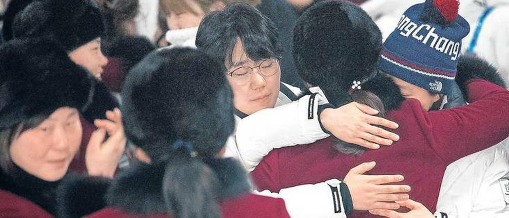 Beim Abschied der nordkoreanischen Spielerinnen von ihren südkoreanischen Teamkolleginnen flossen zahlreiche Tränen. 
