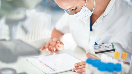 Handschrift des Tumors. Ärzte überprüfen etwa 600 Gene im Erbgut von Krebszellen, um Hinweise darauf zu finden, welche Wirkstoffe am besten gegen Geschwulste und Metastasen vorgehen können, gegen die Standardtherapien versagt haben. 