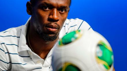 Ball im Blick. Usain Bolt, Sprintkönig aus Jamaika. 
