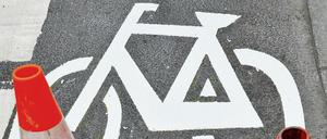Weiße Markierungen - oft nicht Schutz genug für Radfahrer