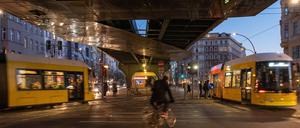 Straßenbahnen auf der Schönhauser Allee.