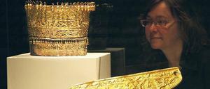 Eine Frau betrachtet im Martin-Gropius-Bau Exponate der Ausstellung „Im Zeichen des Goldenen Greifen – Königsgräber der Skythen“ (2007).