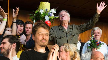 Intendant Frank Castorf (M) verabschiedet sich am in Berlin nach seiner letzten Vorstellung mit den Schauspielern auf der Bühne der Volksbühne. 