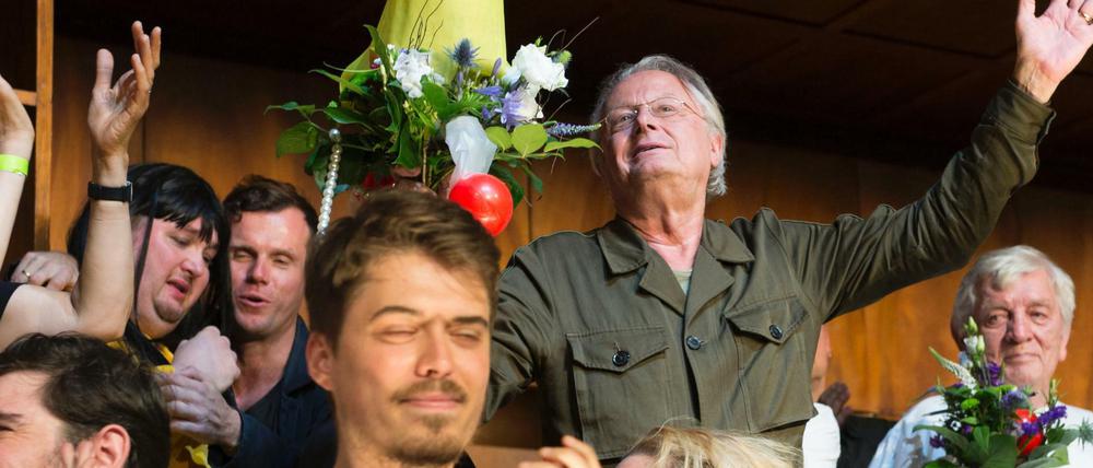 Intendant Frank Castorf (M) verabschiedet sich am in Berlin nach seiner letzten Vorstellung mit den Schauspielern auf der Bühne der Volksbühne.