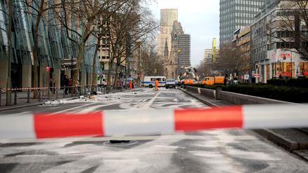 Die gesperrte Tauentzienstraße nach einem illegalen Autorennen, bei dem ein Mensch ums Leben gekommen ist.