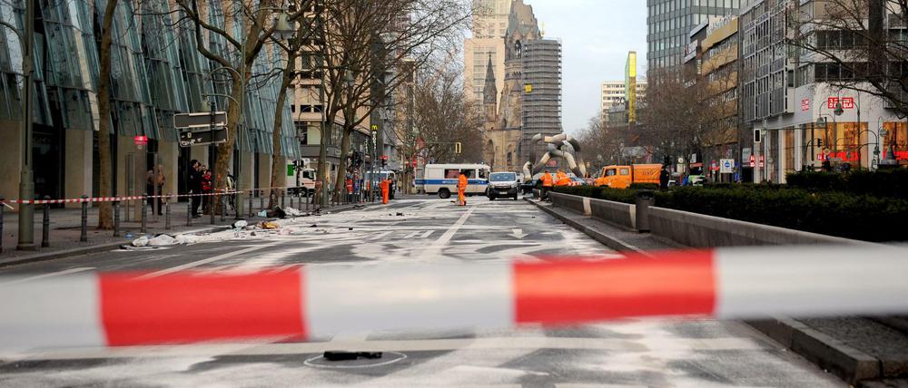 Die gesperrte Tauentzienstraße nach einem illegalen Autorennen, bei dem ein Mensch ums Leben gekommen ist.