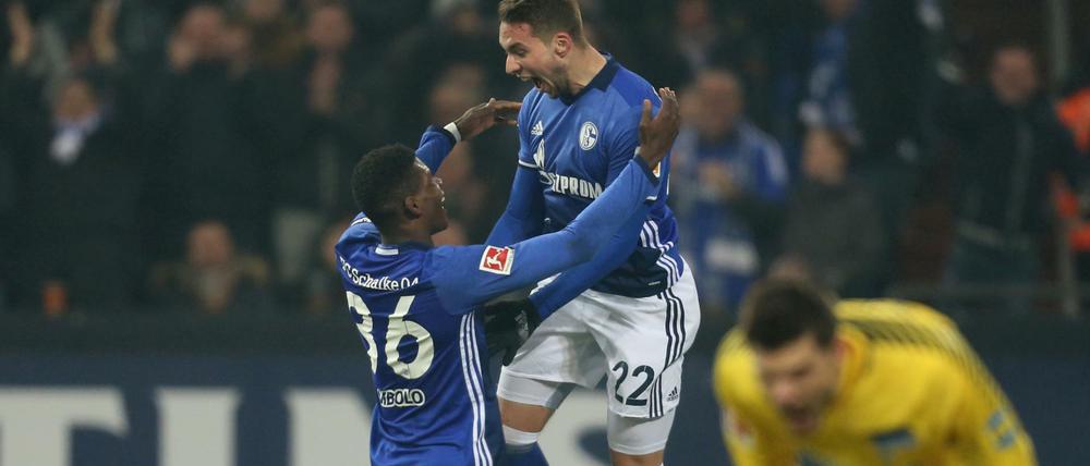 Marko Pjaca und Breel Embolo (l) von Schalke bejubeln das 1:0 gegen Berlin.