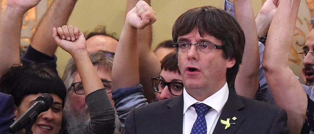 Carles Puigdemont singt die katalanische Hymne nach einer Sitzung des katalanischen Parlaments im vergangenen Oktober.  