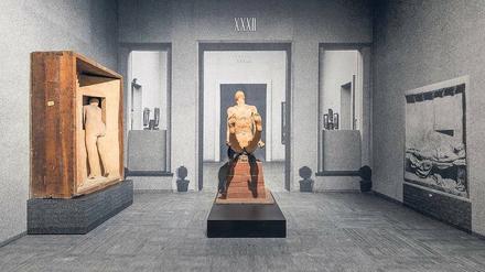 Terracotta-Skulpturen von Arturo Martini, wie sie bei der 18. Biennale von Venedig 1932 ausgestellt waren. „Die Wache“ (links) und „Der Flieger“, beide von 1931.