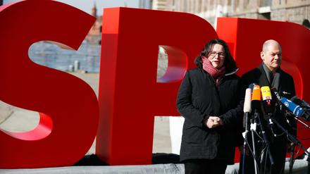 Stehen in der Kälte. Andrea Nahles und Olaf Scholz am Samstag in Berlin.