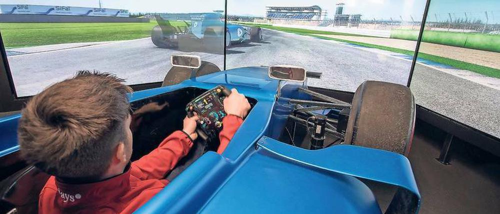 Wo ist nochmal die Hupe? Zwei Formel-Autos, zwei Tourenwagen und zwei Flugzeugkanzeln stehen den Kunden offen. 