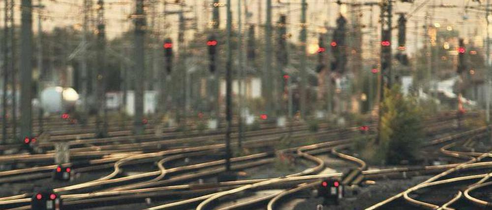 Insgesamt 4300 Züge rollen täglich durch das Schienennetz in Berlin und Brandenburg. Allein Berlin hat 588 Kilometer Gleise mit 133 Bahnstationen. 