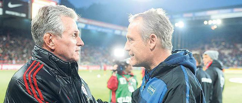 Respekt. Bayerns Coach Jupp Heynckes (l.) lobte Christian Streich.