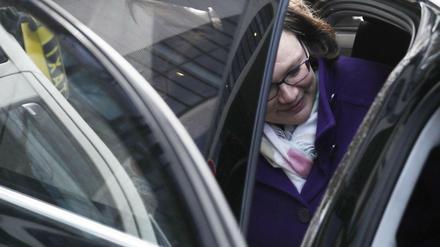 Die GroKo kommt: SPD-Fraktionsvorsitzende Andre Nahles steigt nach dem Ergebnis des SPD-Mitgliedervotums in ein Auto. 