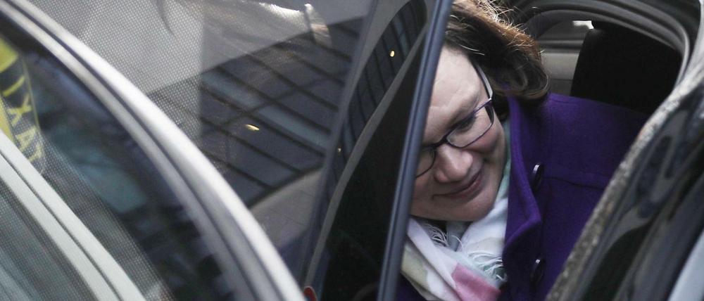 Die GroKo kommt: SPD-Fraktionsvorsitzende Andre Nahles steigt nach dem Ergebnis des SPD-Mitgliedervotums in ein Auto.